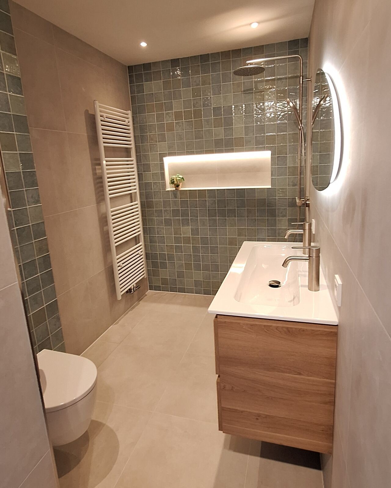 Vakmanschap bij het tegelwerk van een badkamer